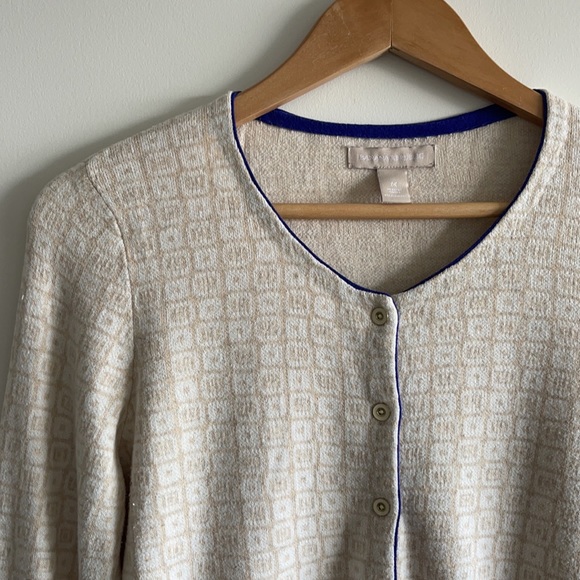 BR gorgeous beige cardigan w contrast color purple hem lining, ceramic buttons M - Picture 2 of 7